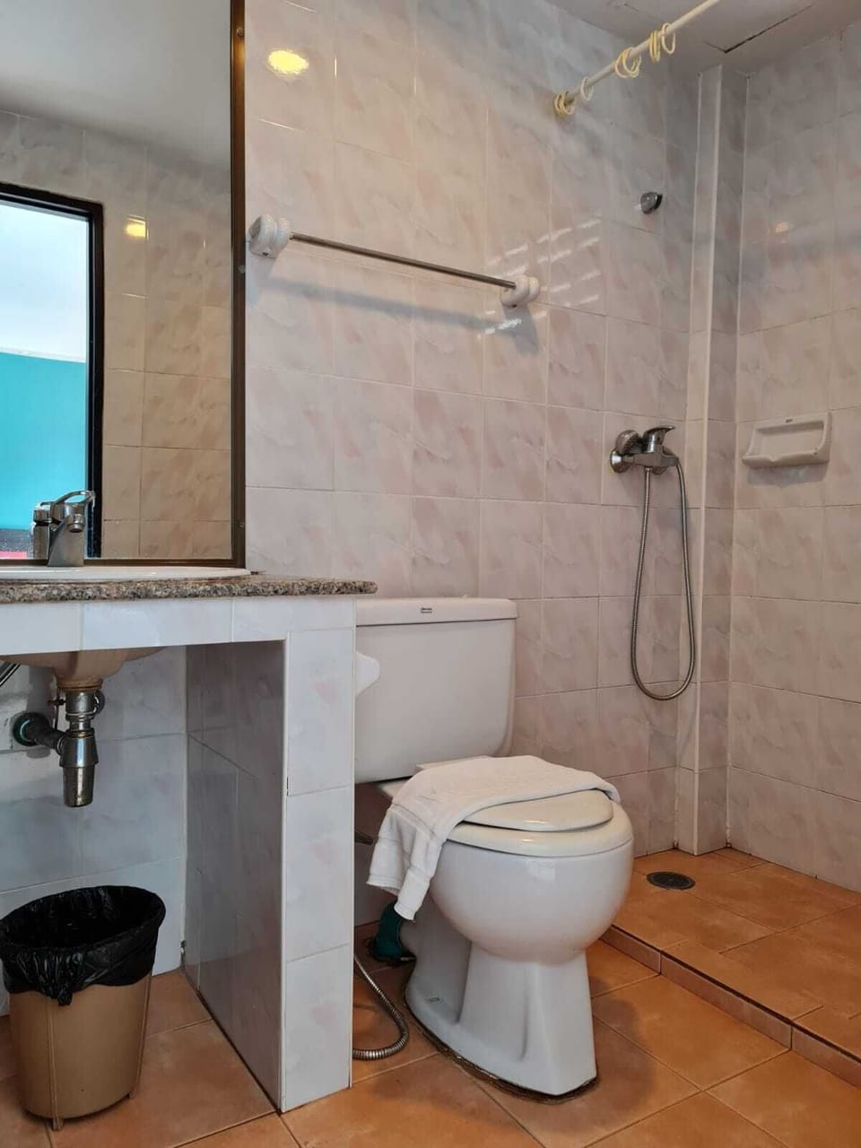 Shower, rainfall showerhead, free toiletries, hair dryer