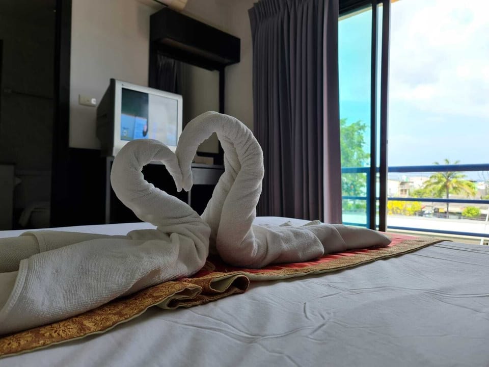 Deluxe Double or Twin Room | Minibar, in-room safe, individually furnished, desk