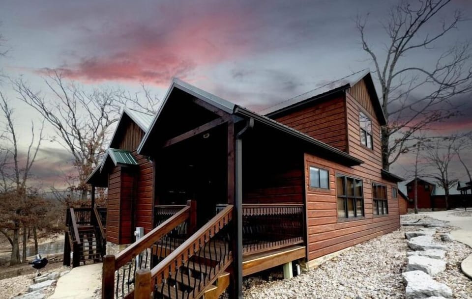 Lakefront Vibes- 5 bedroom Lakefront Luxury Lodge on Table Rock Lake! 
