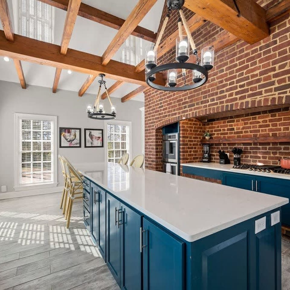 House | 6 bedrooms, desk, iron/ironing board, Internet