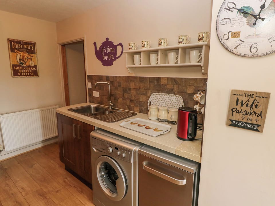 Cottage | Private kitchen | Dishwasher, electric kettle, toaster, cookware/dishes/utensils