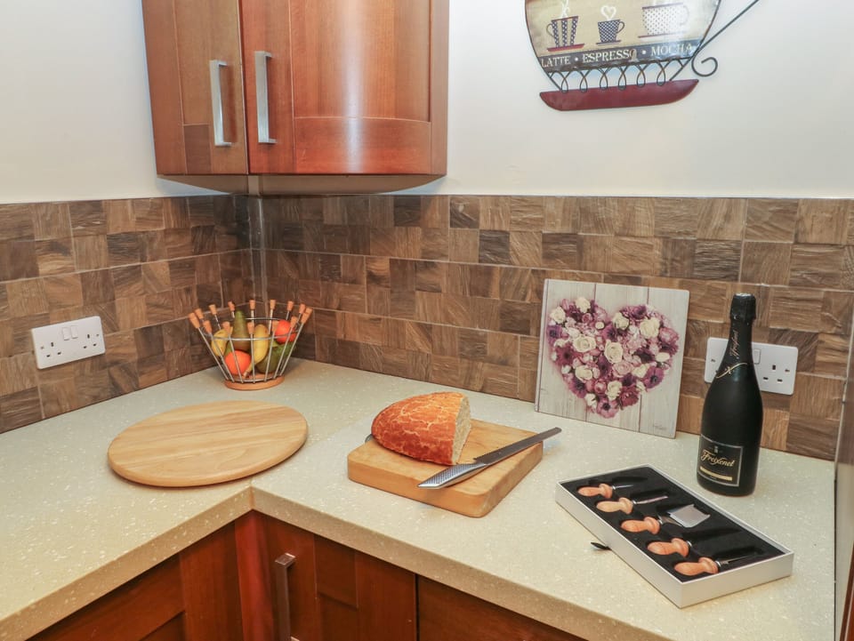 Dishwasher, electric kettle, toaster, cookware/dishes/utensils