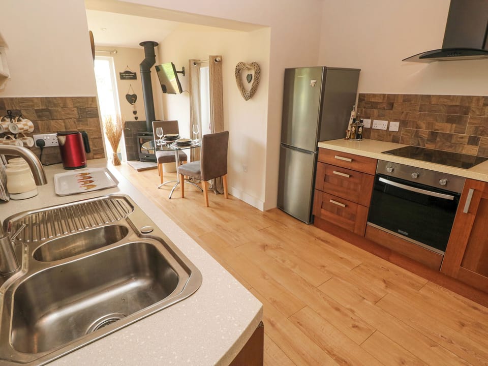 Cottage | Private kitchen | Dishwasher, electric kettle, toaster, cookware/dishes/utensils