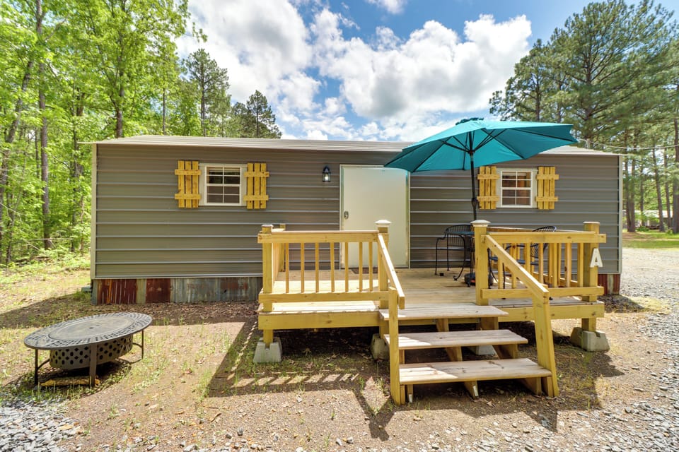 Studio Exterior | Single-Story Unit | < 1 Mi to Greers Ferry Lake
