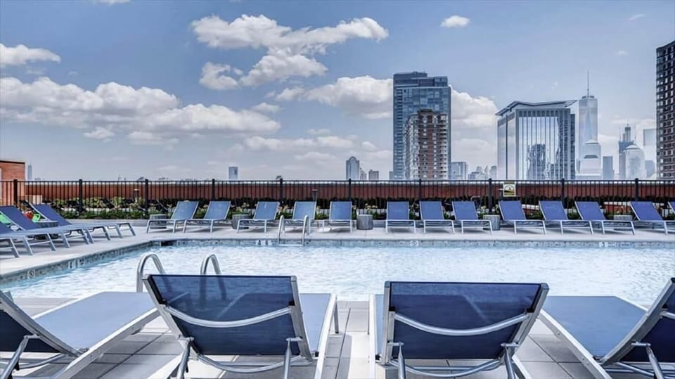 Jersey City 1 Bedroom Pool