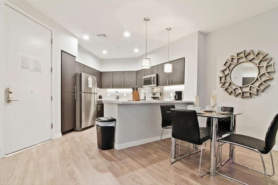 Seaport/South Boston Boston 1 Bedroom Dining Room