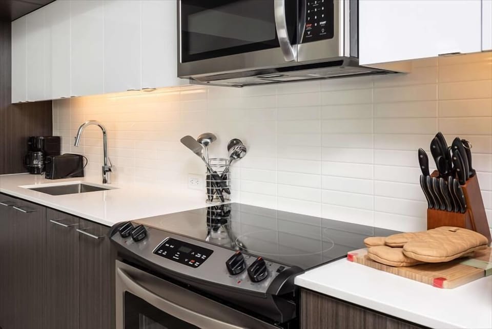 Herndon/Reston Reston 2 Bedroom King Bed Kitchen