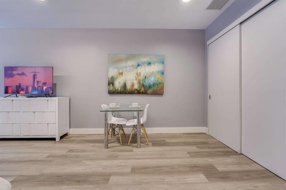 Bronx Studio 2/King Dining Room