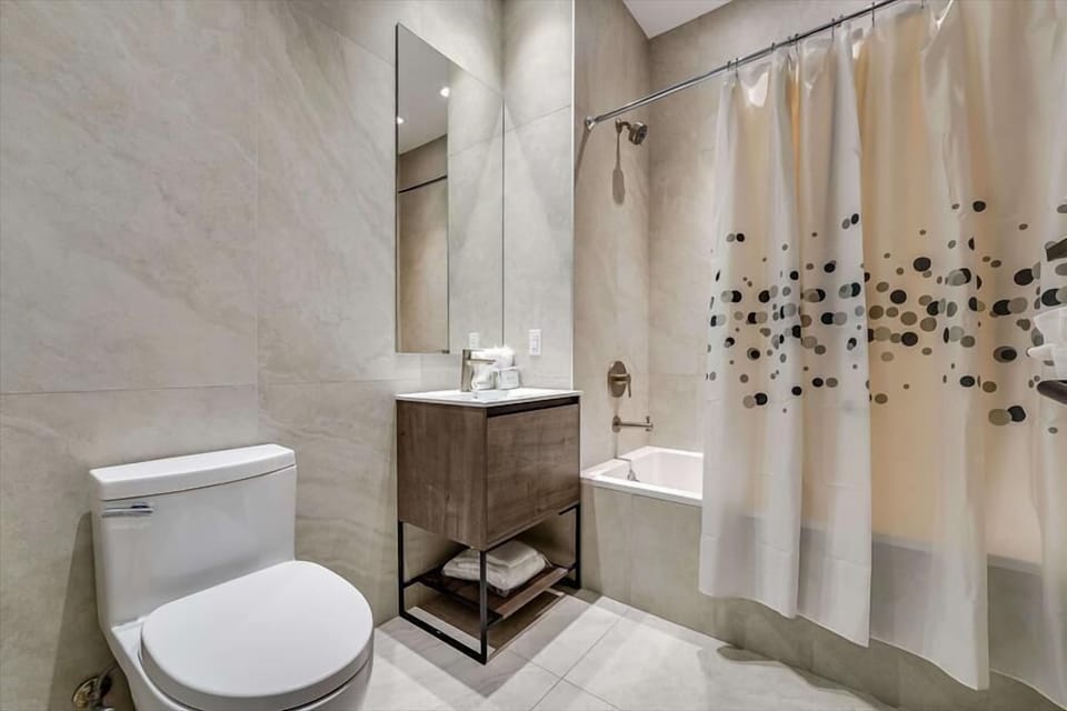 Bronx Studio 2/Queen Bathroom