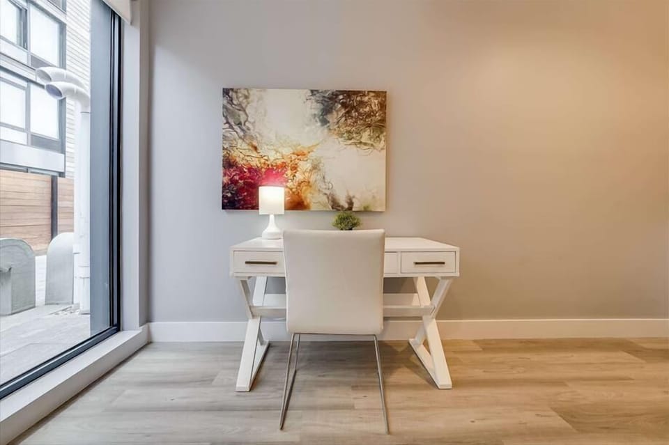 Bronx Studio 2/Queen Living Room
