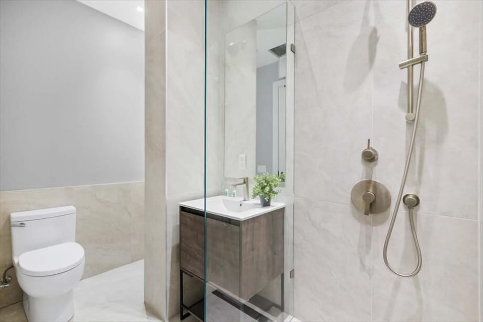 Bronx Studio Queen Bathroom