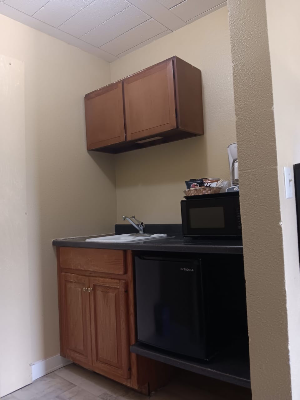 Standard Room, 1 King Bed | Private kitchen | Fridge, microwave, coffee/tea maker