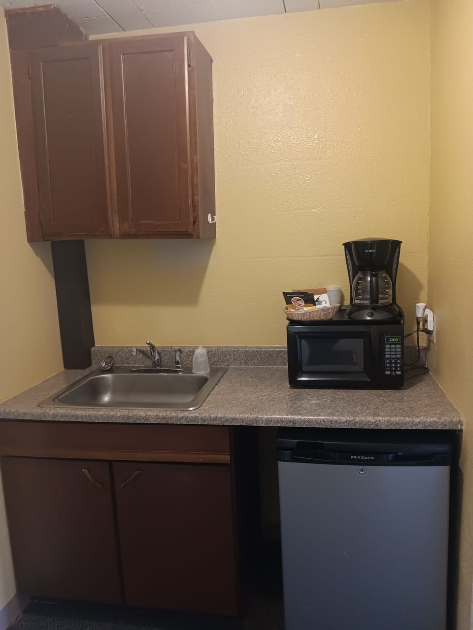 Basic Room, 1 Queen Bed | Private kitchen | Fridge, microwave, coffee/tea maker