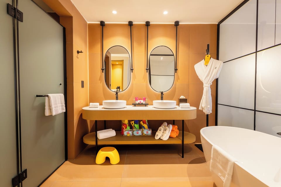 Jetted tub, free toiletries, hair dryer, towels
