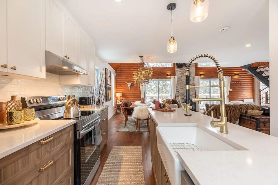 modern kitchen, ideal for cooking and gathering.
