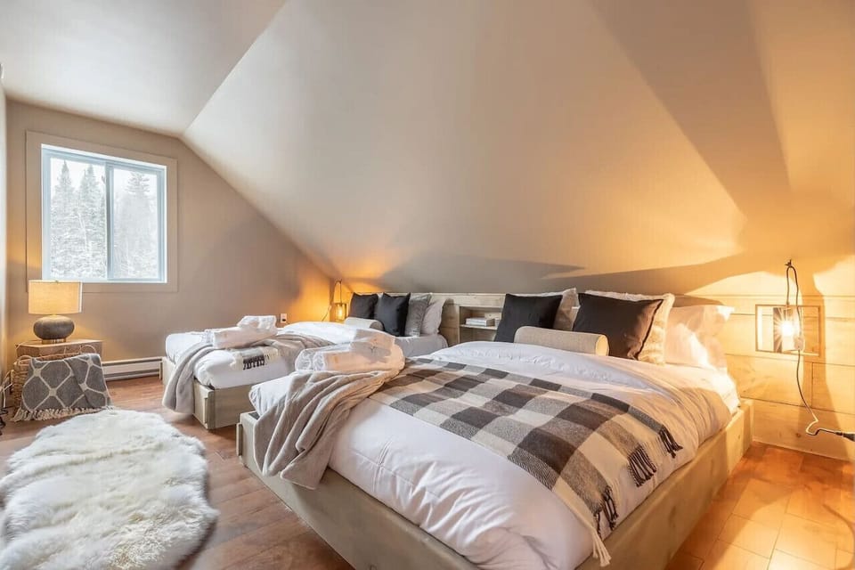 Double Bedroom – Two Queen Beds Spacious bedroom with two queen beds, ideal for families or groups.