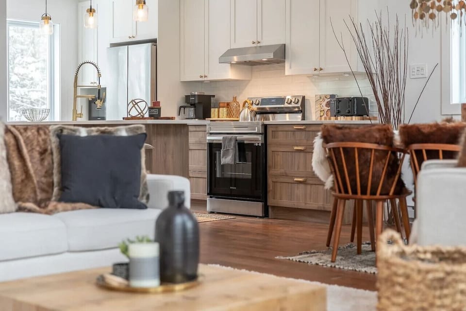 modern kitchen, ideal for cooking and gathering.