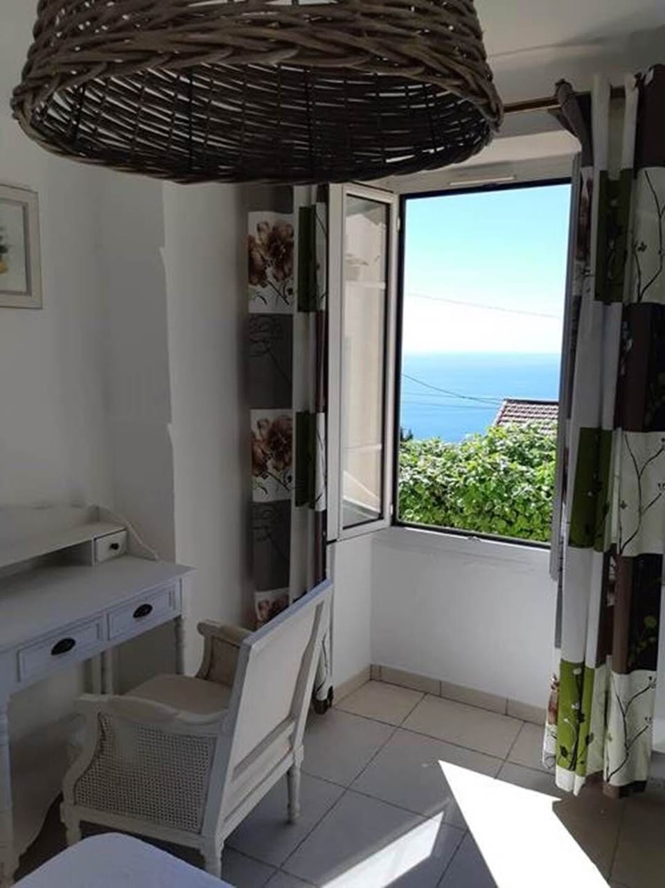 Secretaire et vue de la chambre