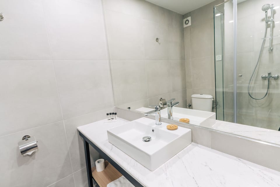 Shower, rainfall showerhead, free toiletries, hair dryer