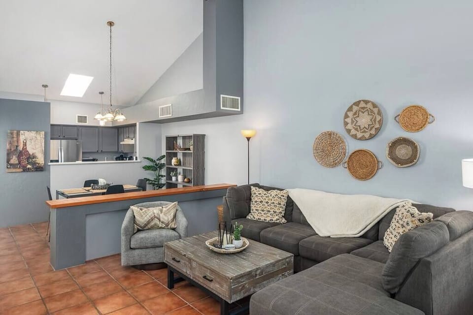 Have a relaxing time in the living room and easily have conversations with those in the kitchen or dining thanks to the low dividers