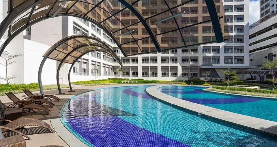 3 outdoor pools, a heated pool, open 7:30 AM to 10:00 PM, pool umbrellas