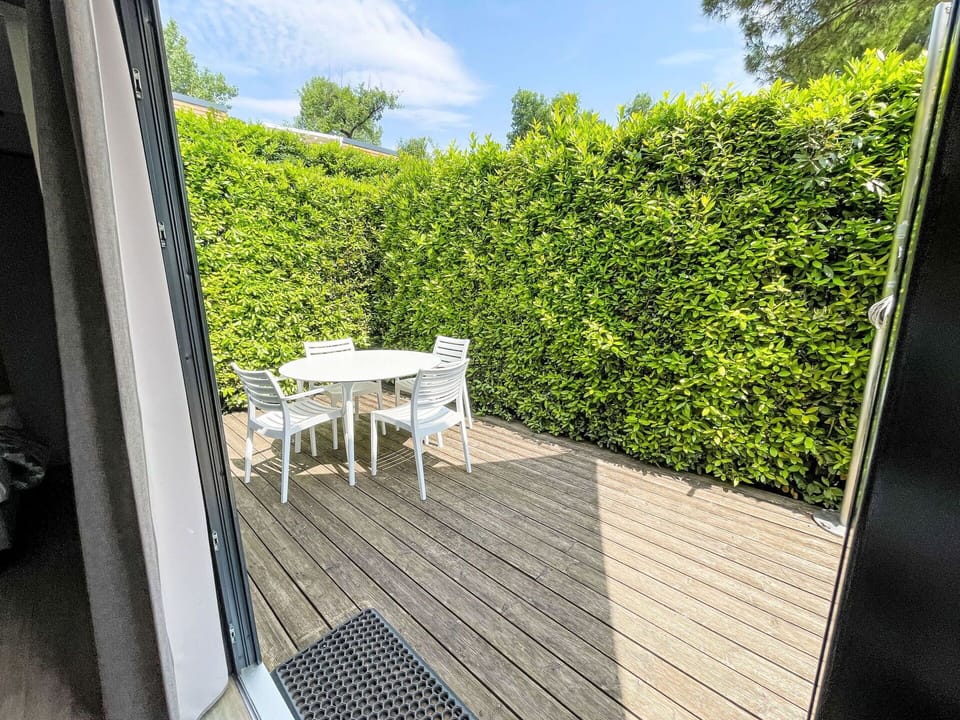 Shrub, Groundcover, Garden, Shade, Landscaping, Hedge, Outdoor Furniture, Balcony, Eco Hotel, Walkway
