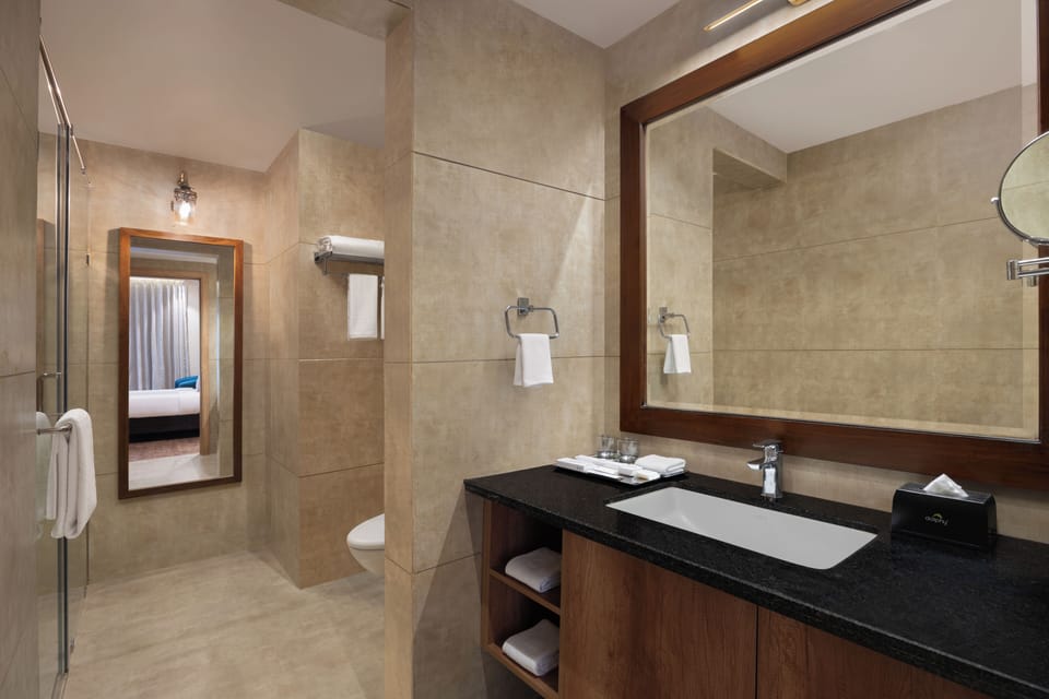 Shower, rainfall showerhead, free toiletries, hair dryer