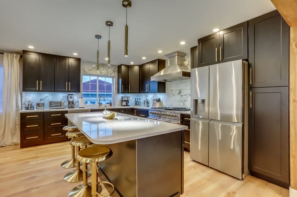 Alright, one more look at that kitchen.
