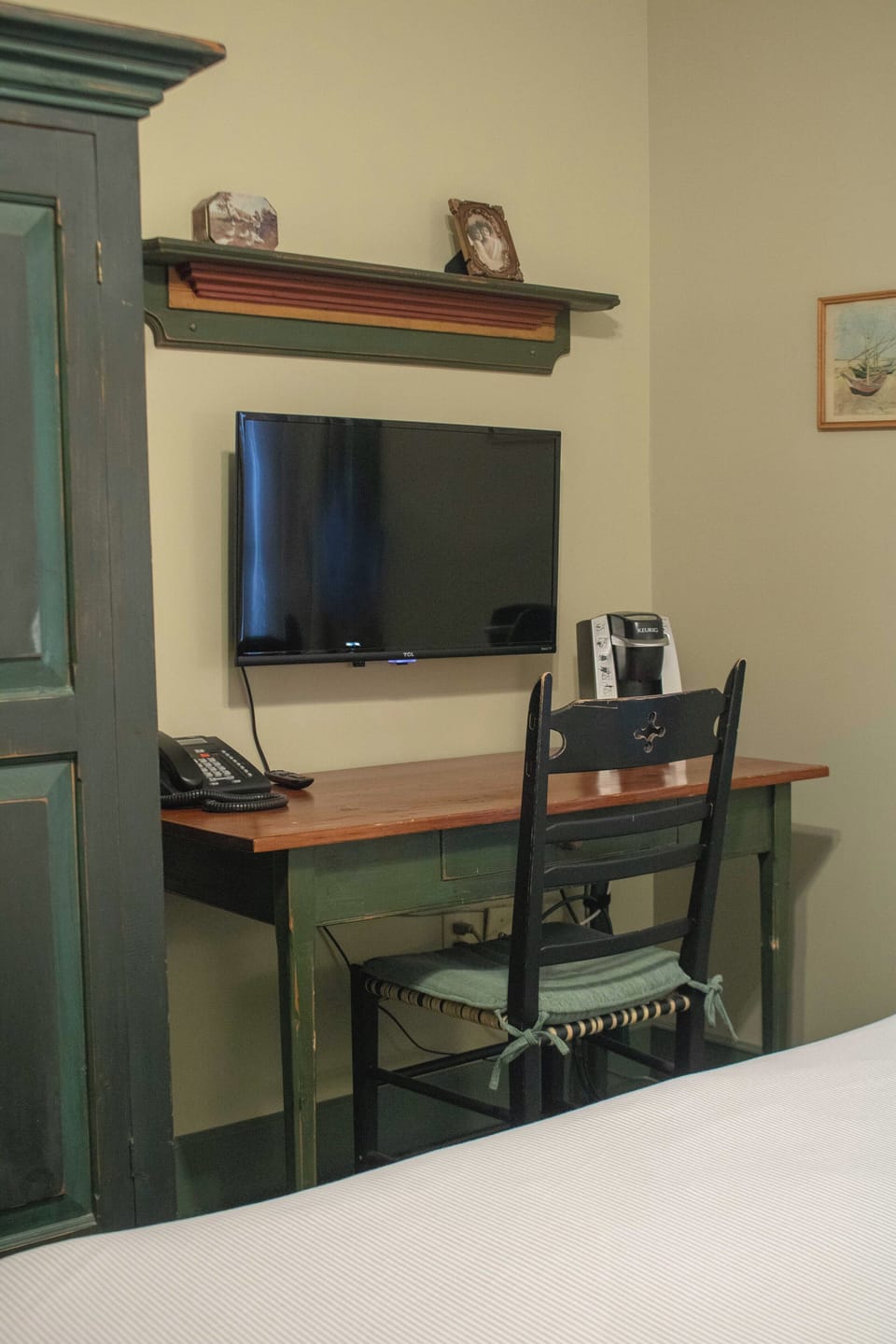 Economy Room, 1 Queen Bed | Desk, free WiFi, bed sheets