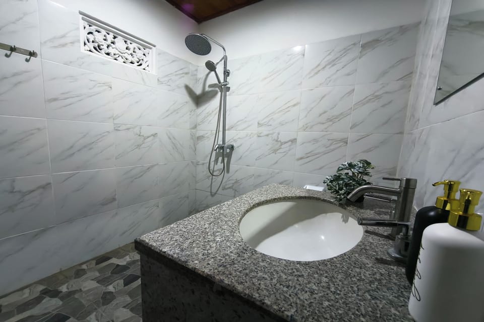 Superior Room | Bathroom | Shower, rainfall showerhead, free toiletries, slippers
