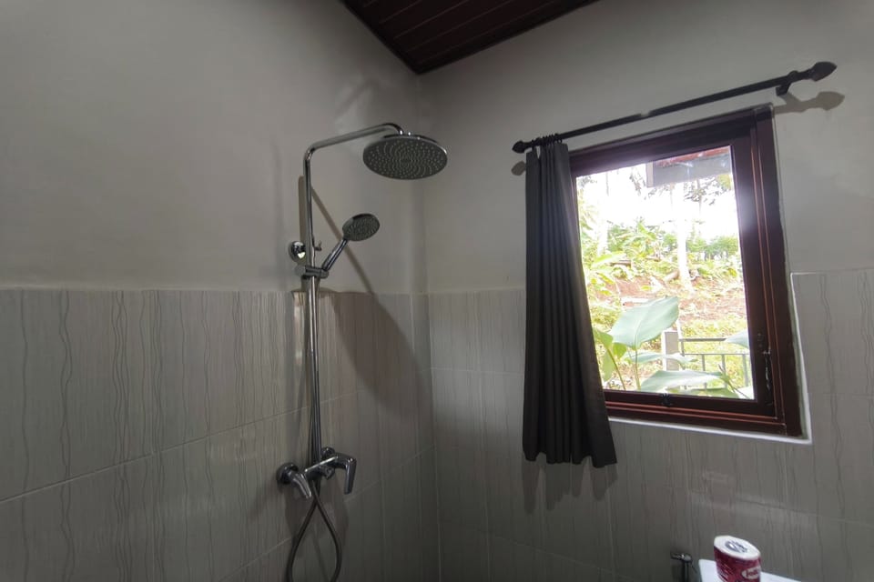 Standard Suite | Bathroom | Shower, rainfall showerhead, free toiletries, slippers