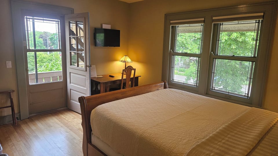 Economy Double Room, Ensuite (Tennessee Williams) | Hypo-allergenic bedding, desk, laptop workspace, iron/ironing board