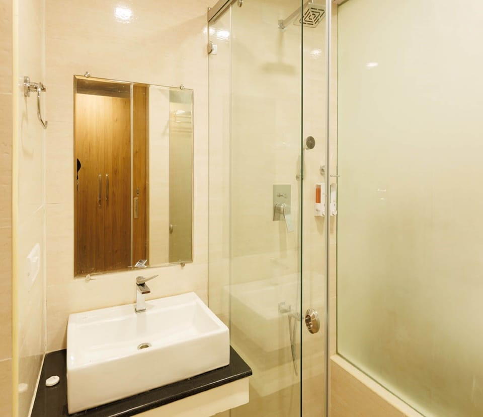 Standard Double Room | Bathroom | Shower, rainfall showerhead, towels