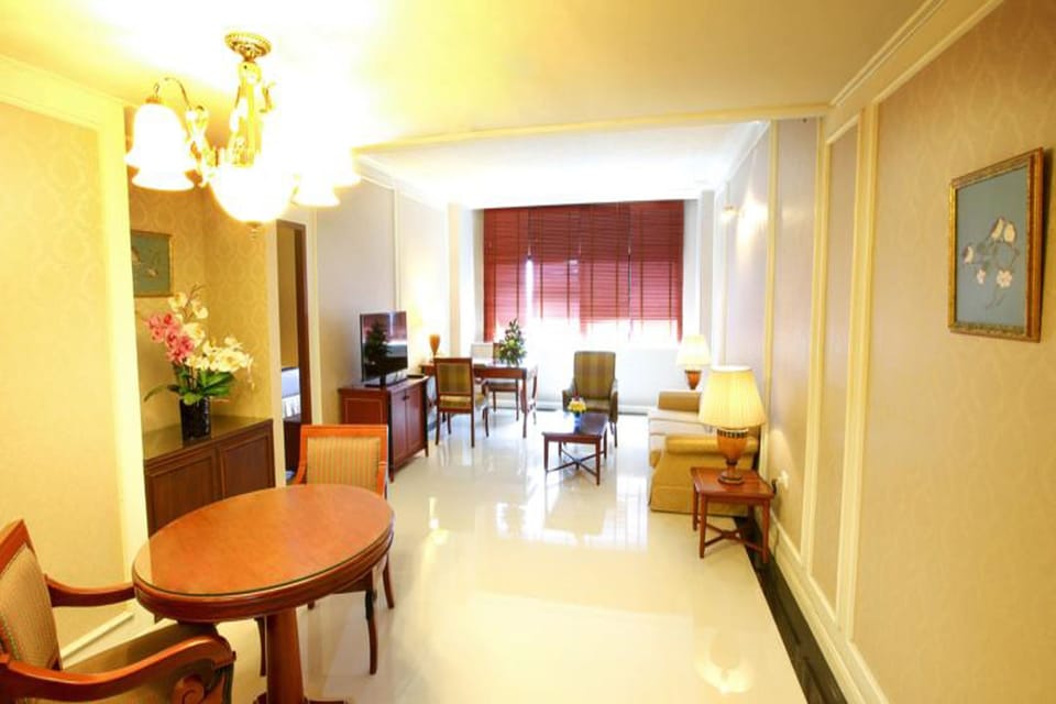 Executive Double Room | Living area | 32-inch flat-screen TV with cable channels, TV