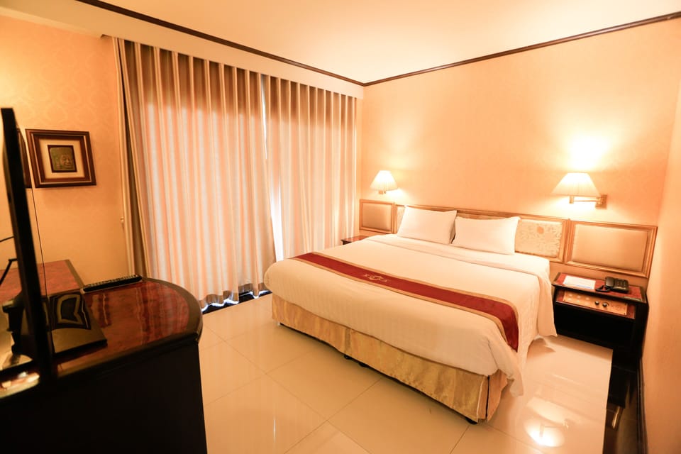 Junior Double or Twin Room | Minibar, desk, laptop workspace, blackout drapes