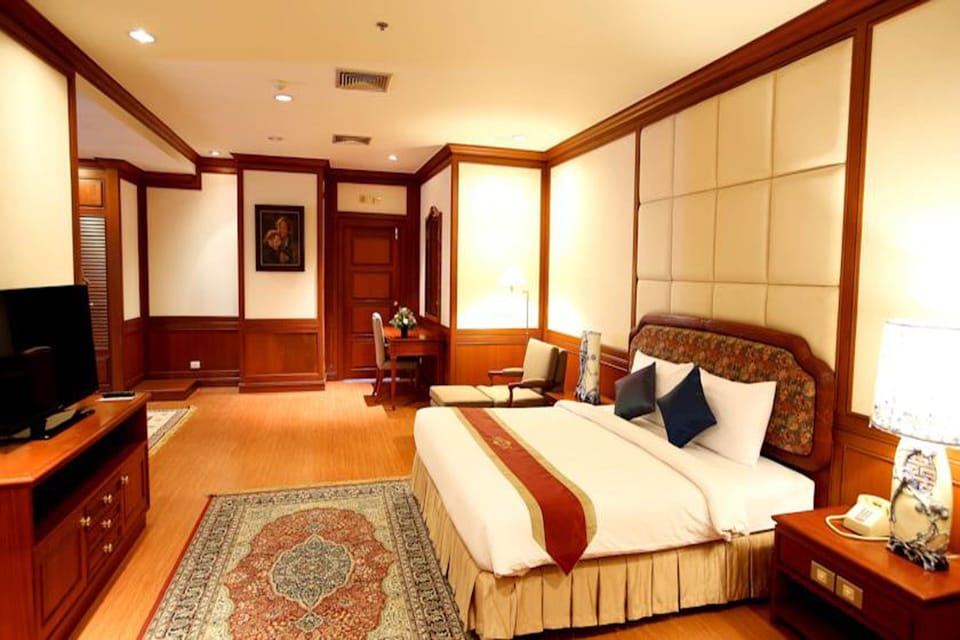 Minibar, desk, laptop workspace, blackout drapes