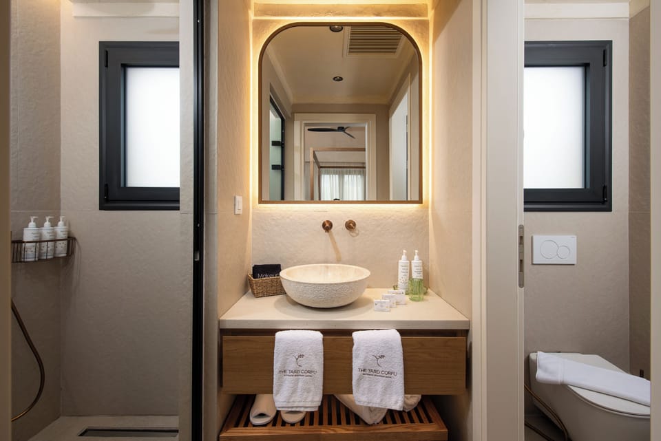 Junior Suite | Bathroom | Shower, eco-friendly toiletries, hair dryer, slippers