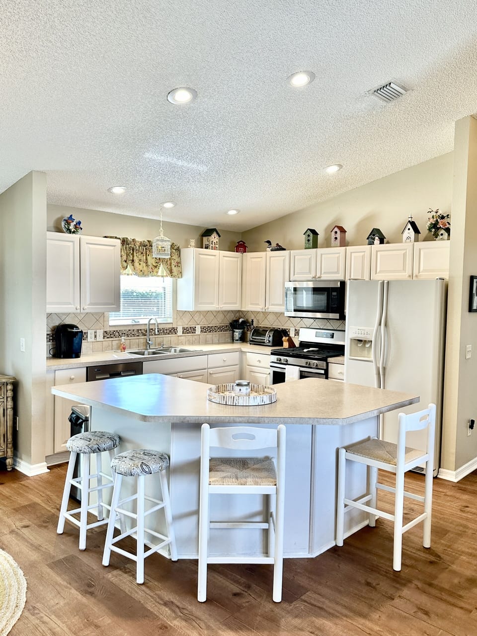 Kitchen with Breakfast Island and Bar Seating, Fully Equipped with Cookware, Blender and Crockpot