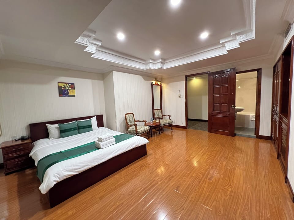 Studio Suite, River View | Minibar, in-room safe, iron/ironing board, free WiFi