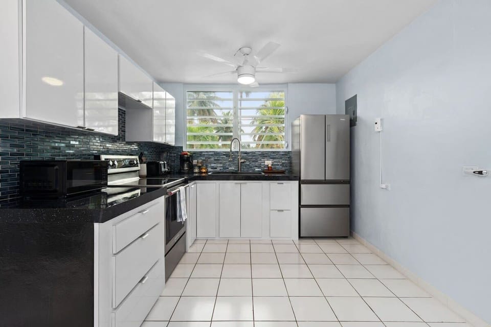 Zana Del Mar features a spacious and fully equipped kitchen, complete with modern appliances