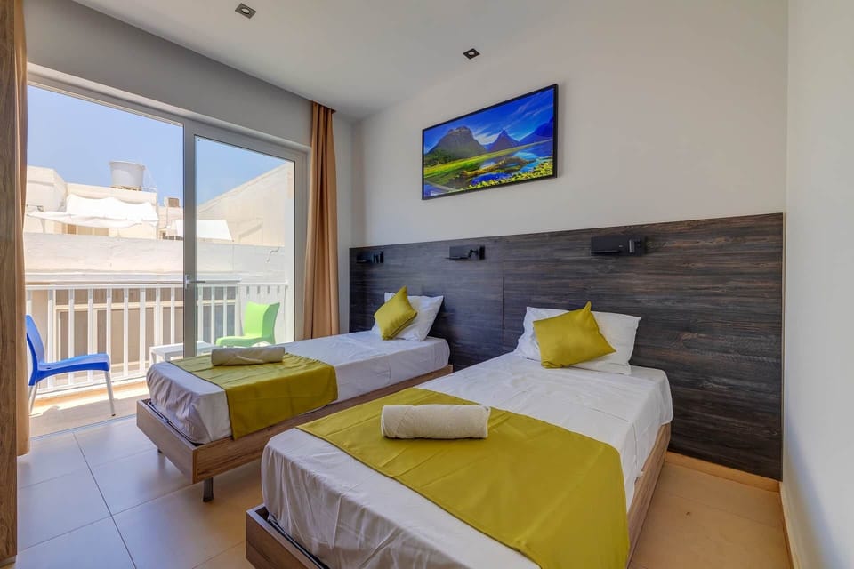 Bedroom/No Kitchen