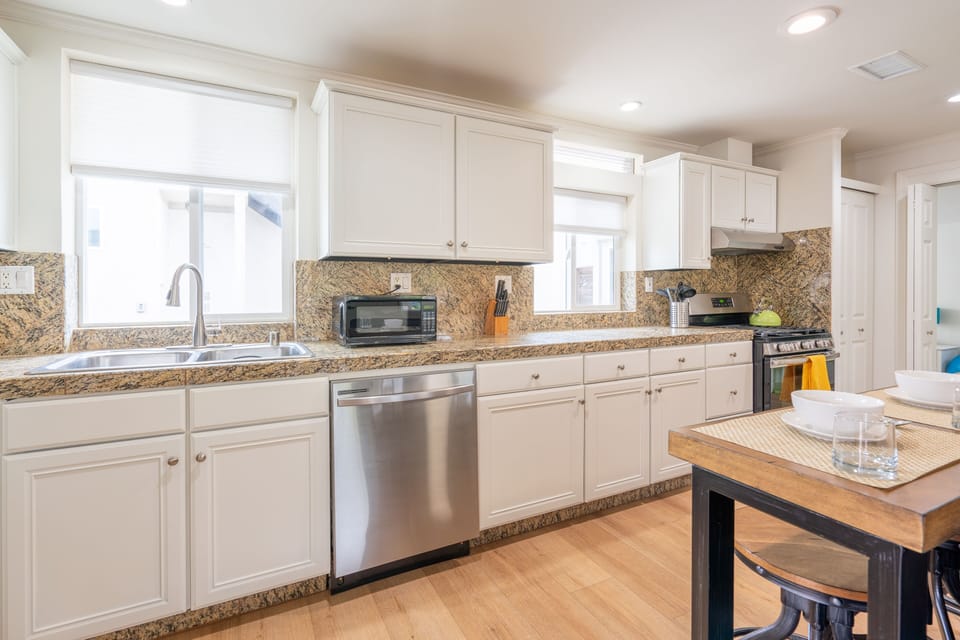 Fully equipped kitchen w/ a breakfast counter.