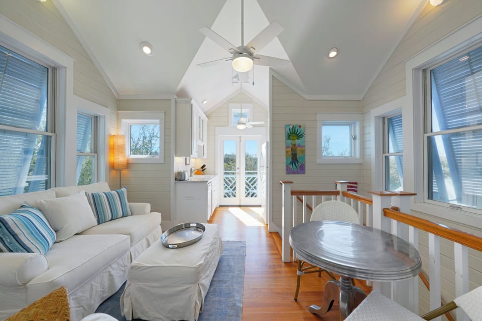 BEAUTIFUL AND BRIGHT AIRY LIVING AREAS