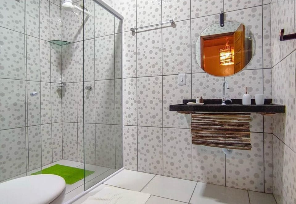 Deluxe Suite | Bathroom | Shower, rainfall showerhead, free toiletries, towels