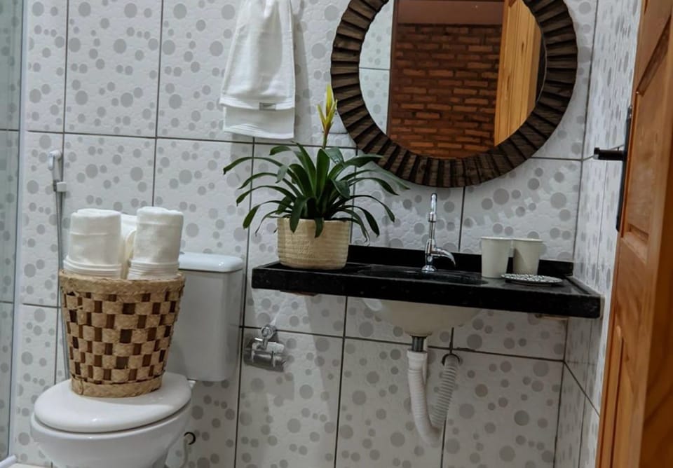 Shower, rainfall showerhead, free toiletries, towels