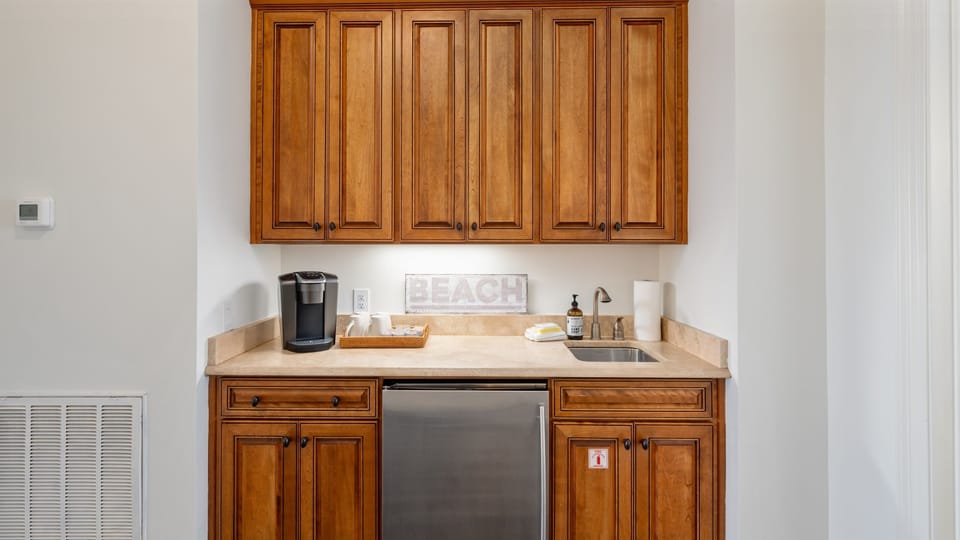 Coffee Bar between Primary En-Suite & King En-Suite, 4th Floor 