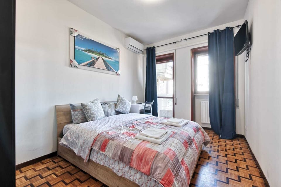 City Room | Laptop workspace, free WiFi, bed sheets