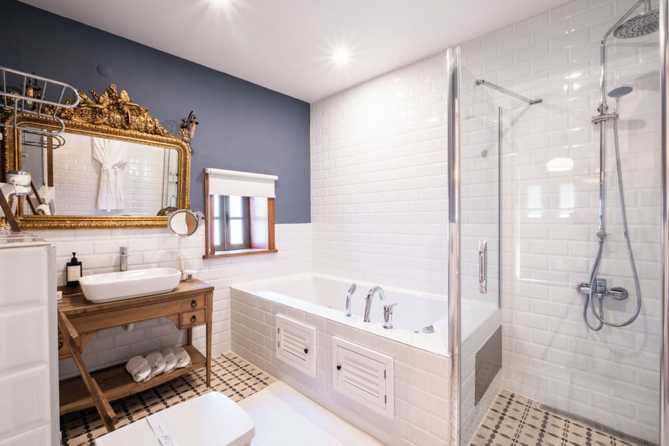 Executive Suite, 2 Bedrooms and a Bathroom with Spa Bathtube | Bathroom | Shower, free toiletries, hair dryer, bathrobes