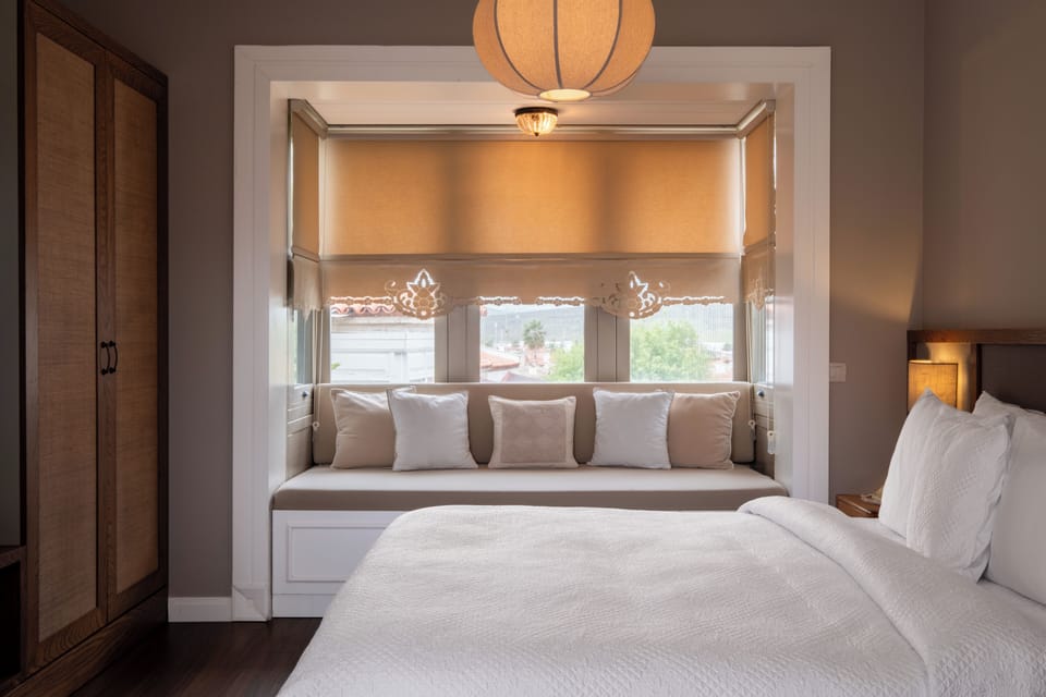 Deluxe Room ( bay window ) | Premium bedding, minibar, in-room safe, soundproofing