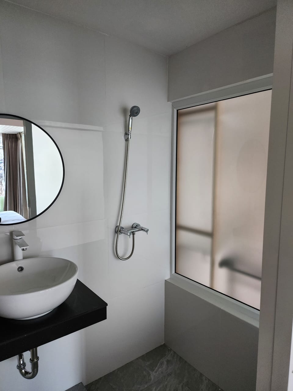 Deluxe Room, 1 King Bed | Bathroom sink